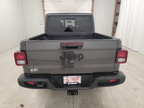 Used 2023 Jeep Gladiator Sport image 4