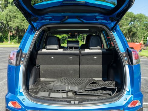 Used 2018 Toyota RAV4 Limited AWD/4WD image 9