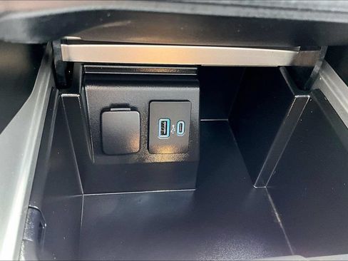 Used 2022 Ford Explorer XLT w/ Equipment Group 202A AWD/4WD image 28