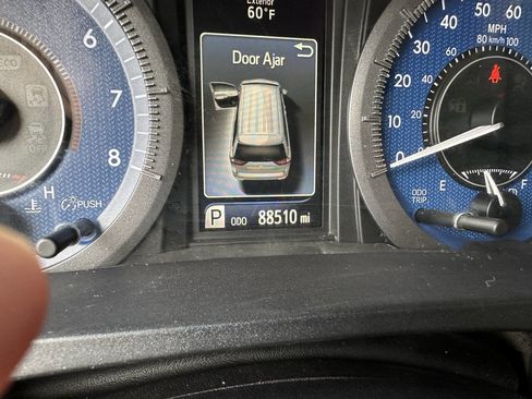 Used 2015 Toyota Sienna Limited Premium image 6