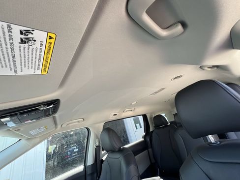 New 2026 Kia Carnival FWD image 22