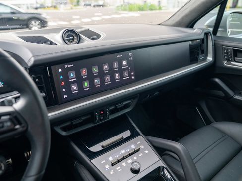 Certified 2025 Porsche Cayenne Turbo AWD/4WD image 16
