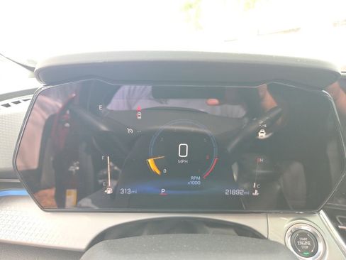 Used 2025 Chevrolet Trax LT w/ LT Convenience Package image 2