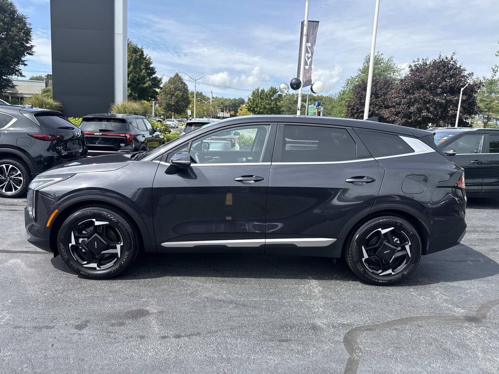 Used 2026 Kia Sportage EX FWD image 2