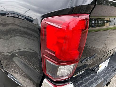 Used 2022 Toyota Tacoma SR5 w/ SR5 Appearance Package (SM) AWD/4WD image 30