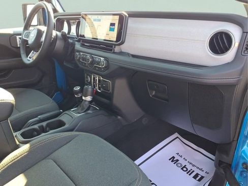 Used 2025 Jeep Wrangler Sahara image 25