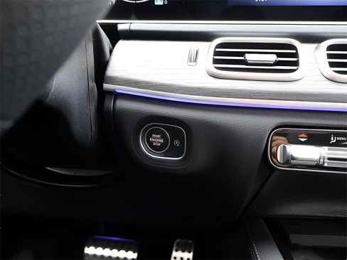 Certified 2025 Mercedes-Benz GLS 450 4MATIC image 32