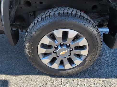 Used 2024 Chevrolet Silverado 2500 Custom w/ Custom Convenience Package image 3