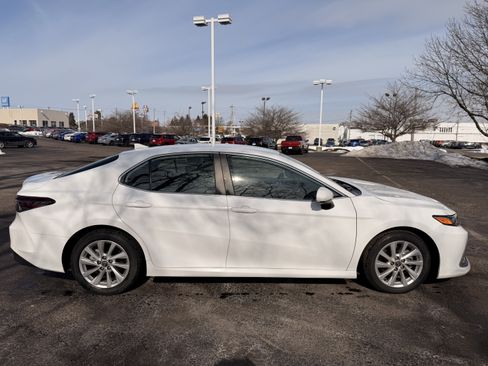Used 2023 Toyota Camry LE image 2