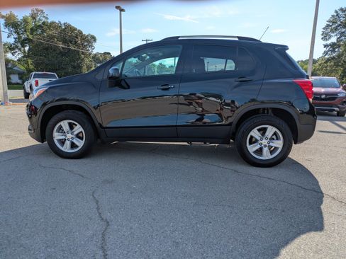 Used 2022 Chevrolet Trax LT w/ LT Convenience Package image 8