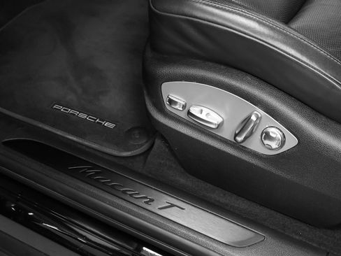 Certified 2023 Porsche Macan Turbo AWD/4WD image 29