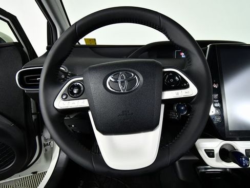 Used 2018 Toyota Prius Four Touring image 2