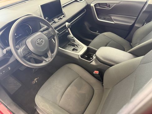 Used 2025 Toyota RAV4 LE AWD/4WD image 4