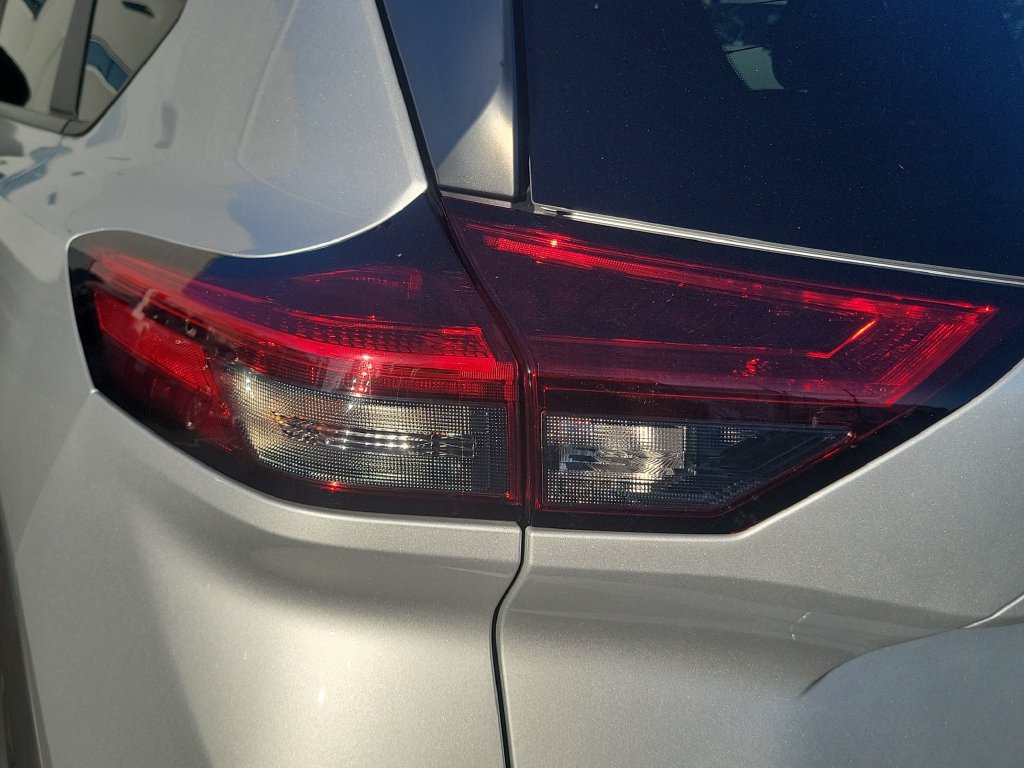 Used 2025 Nissan Rogue SV FWD image 7