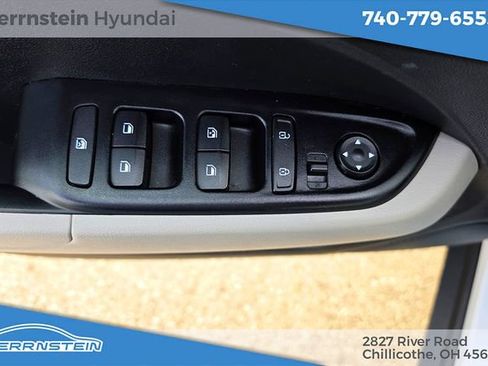 Used 2025 Hyundai Venue SEL FWD image 14