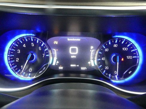 Used 2018 Chrysler Pacifica Touring-L Plus FWD image 31