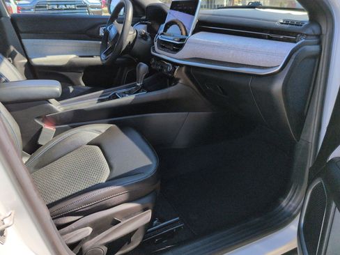 Used 2024 Jeep Compass Latitude image 19