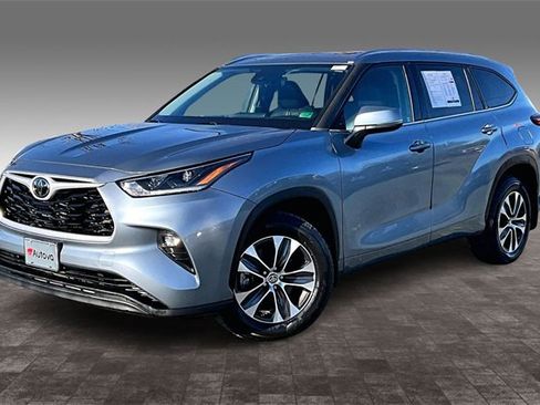 Used 2021 Toyota Highlander XLE image 3
