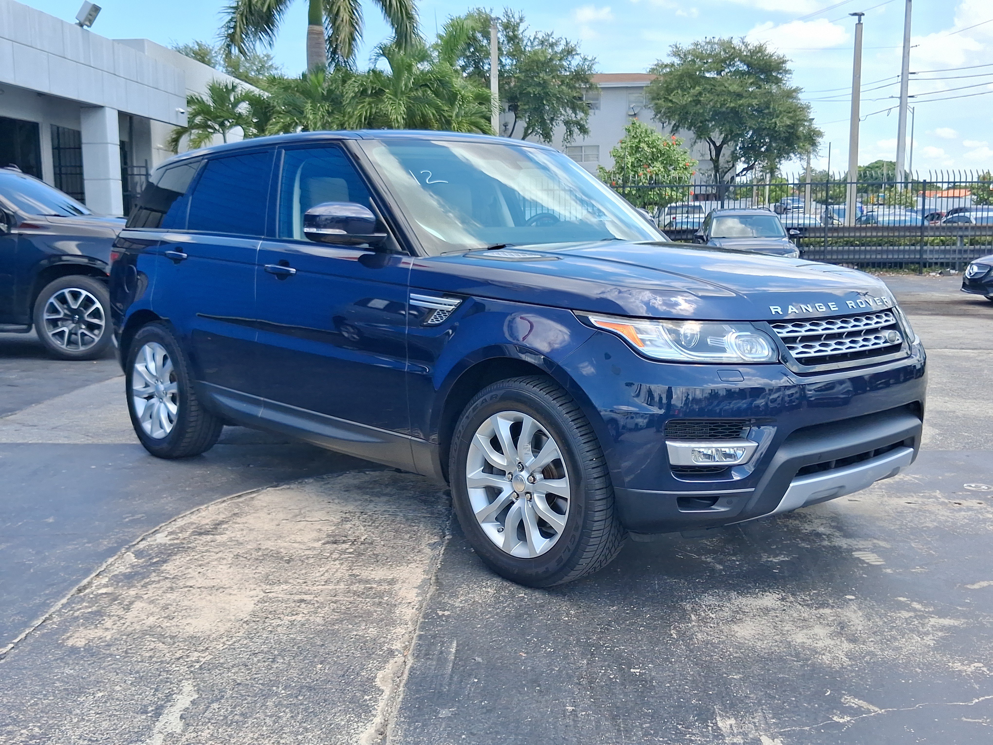 Used 2014 Land Rover Range Rover Sport HSE AWD/4WD image 4