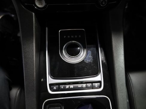 Used 2017 Jaguar F-PACE Premium image 26