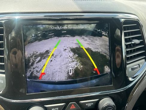 Used 2019 Jeep Grand Cherokee Overland RWD image 13
