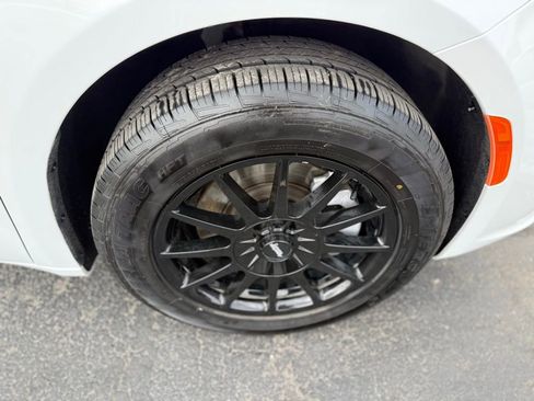 Used 2023 Chrysler Pacifica Touring-L AWD/4WD image 16