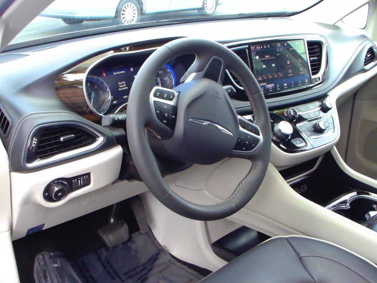 Used 2023 Chrysler Pacifica Limited FWD image 5