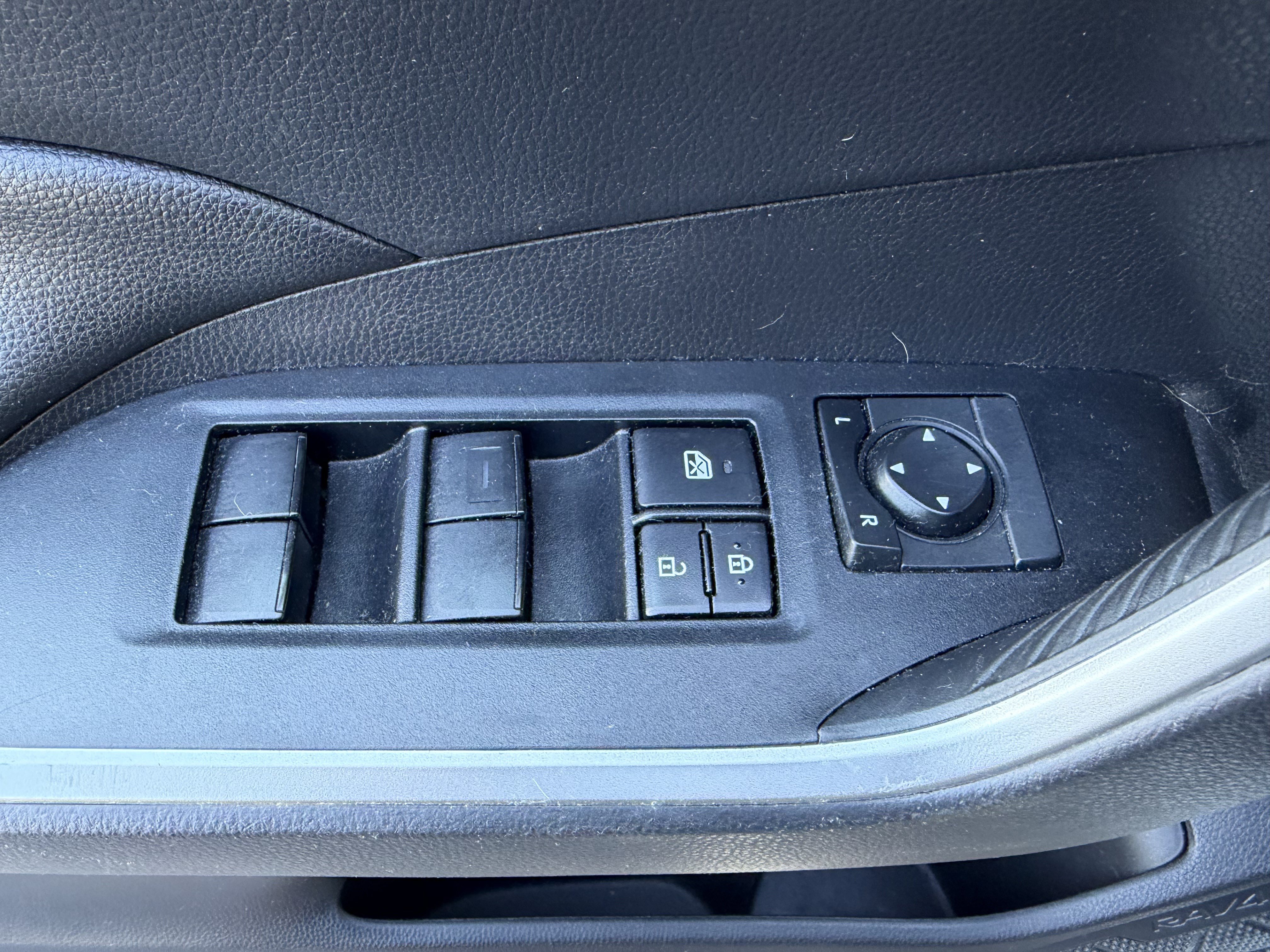 Used 2019 Toyota RAV4 LE AWD/4WD image 14