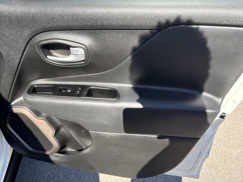 Used 2023 Jeep Renegade Latitude image 40