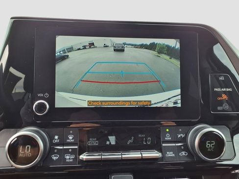 Used 2023 Toyota Highlander L image 18