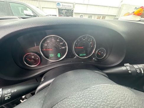 Used 2015 Jeep Wrangler Unlimited Sahara w/ Connectivity Group AWD/4WD image 4