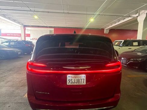 Used 2025 Chrysler Pacifica Select FWD image 5