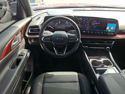 Certified 2025 Chevrolet Traverse Z71 w/ Driver Confidence Package AWD/4WD image 11