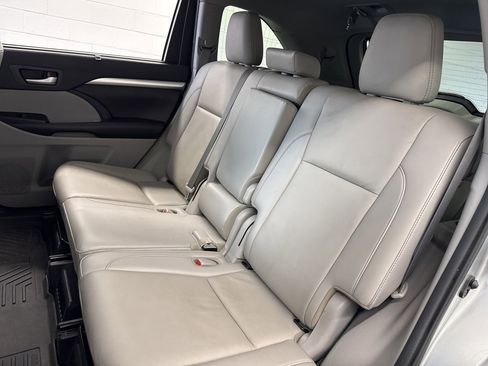 Used 2019 Toyota Highlander XLE image 41