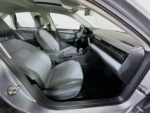 Used 2025 Volkswagen Jetta SE FWD image 31