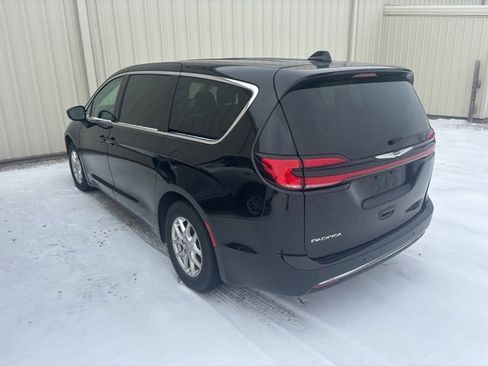 Used 2024 Chrysler Pacifica Touring-L image 5