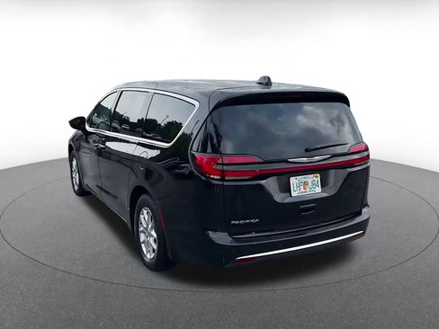 Used 2025 Chrysler Pacifica Select FWD image 9