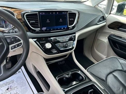 Used 2023 Chrysler Pacifica Limited FWD image 19
