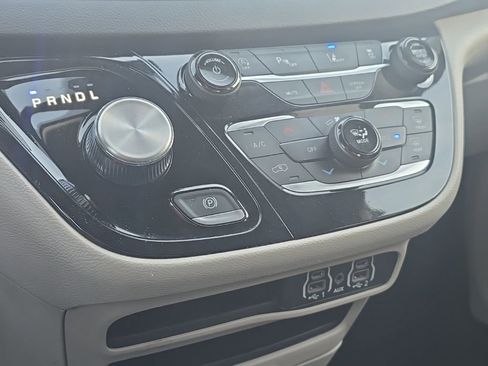 Used 2023 Chrysler Pacifica Touring-L image 20