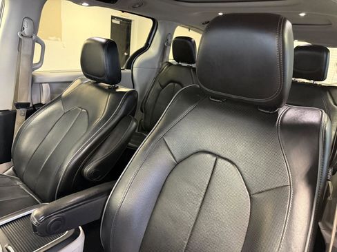 Used 2020 Chrysler Pacifica Limited image 17