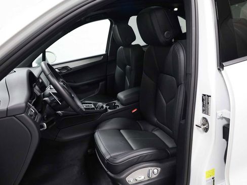 Certified 2026 Porsche Macan AWD/4WD image 5