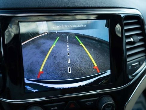 Used 2021 Jeep Grand Cherokee Limited image 24