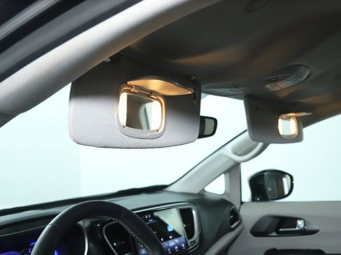 Used 2024 Chrysler Pacifica Touring-L image 19