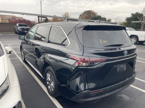Used 2024 Toyota Sienna LE image 5