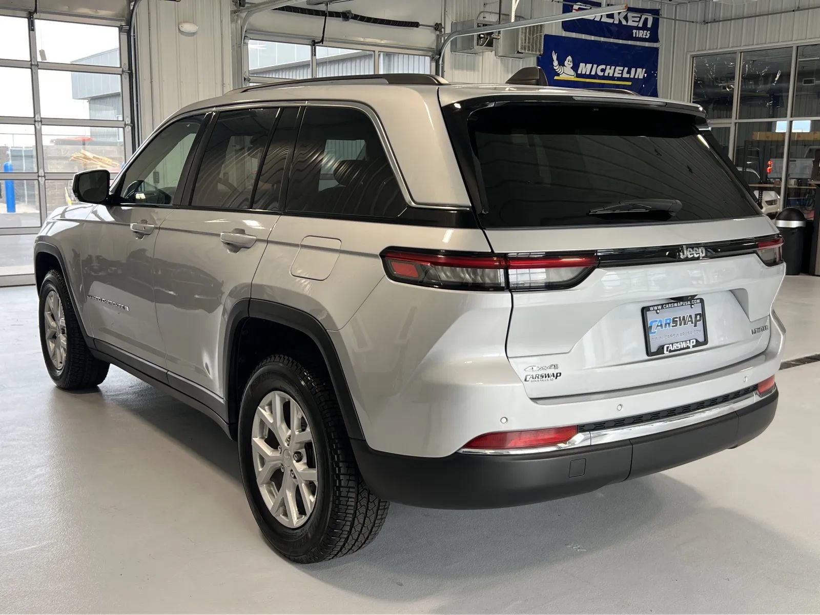 Used 2024 Jeep Grand Cherokee Limited AWD/4WD image 5