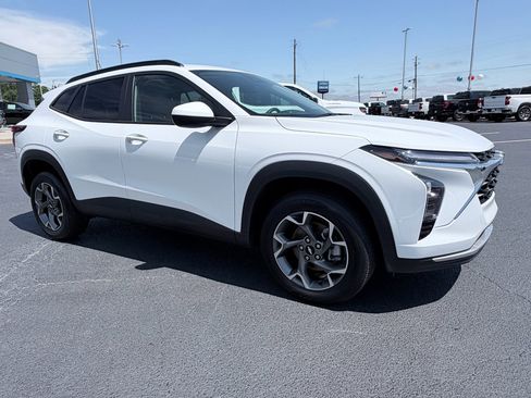 Used 2024 Chevrolet Trax LT w/ LT Convenience Package FWD image 2