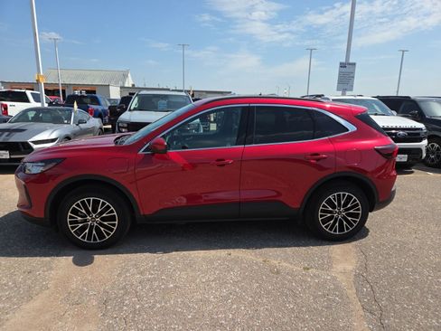 Certified 2025 Ford Escape SE w/ Class II Trailer Tow Package FWD image 6