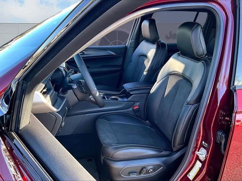 New 2025 Jeep Grand Cherokee Altitude image 11