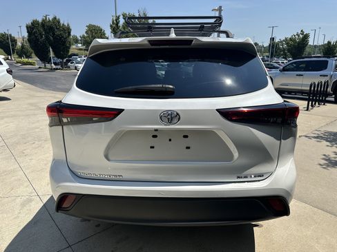 Used 2023 Toyota Highlander XLE AWD/4WD image 8