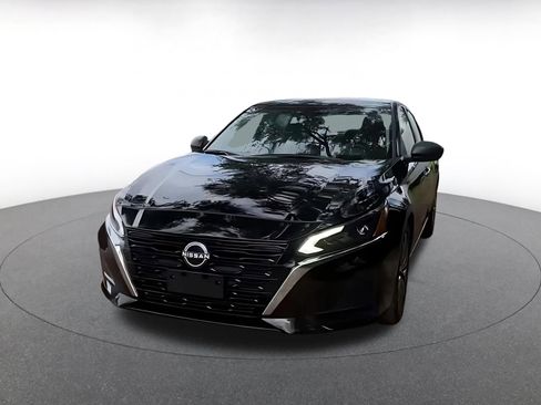 Used 2025 Nissan Altima 2.5 SV FWD image 7